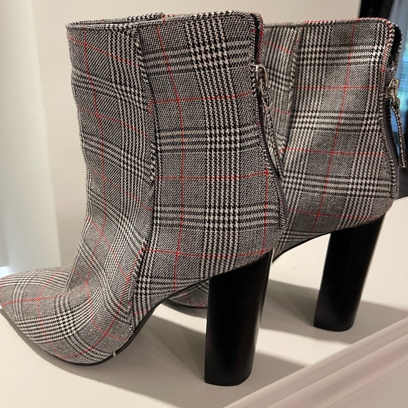Steve Madden Plaid Ankle Boots w/ Black Block Heel (W7.5) - Picture 3 of 6
